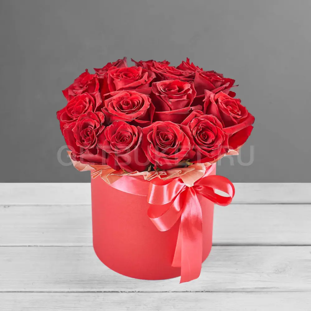 206224 Композиция из красных роз в шляпной коробке