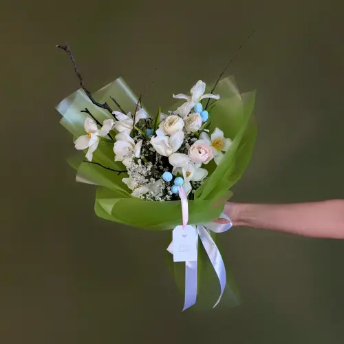 Букет из ранункулюсов, лимониума и тюльпанов 