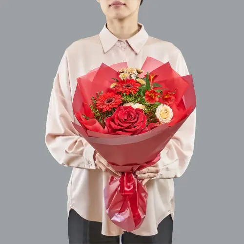 Алый букет роз, гербер и альстромерии