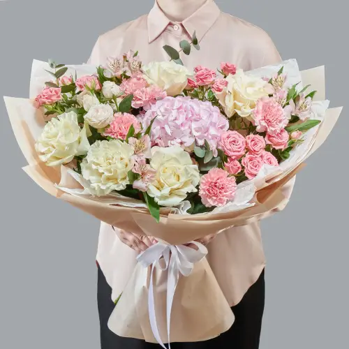 Нежный букет роз и гвоздик с гортензией