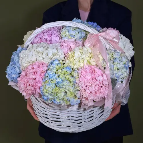 Цветочная корзина нежных гортензий