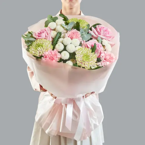 Букет из гвоздик, роз и хризантем с эвкалиптом